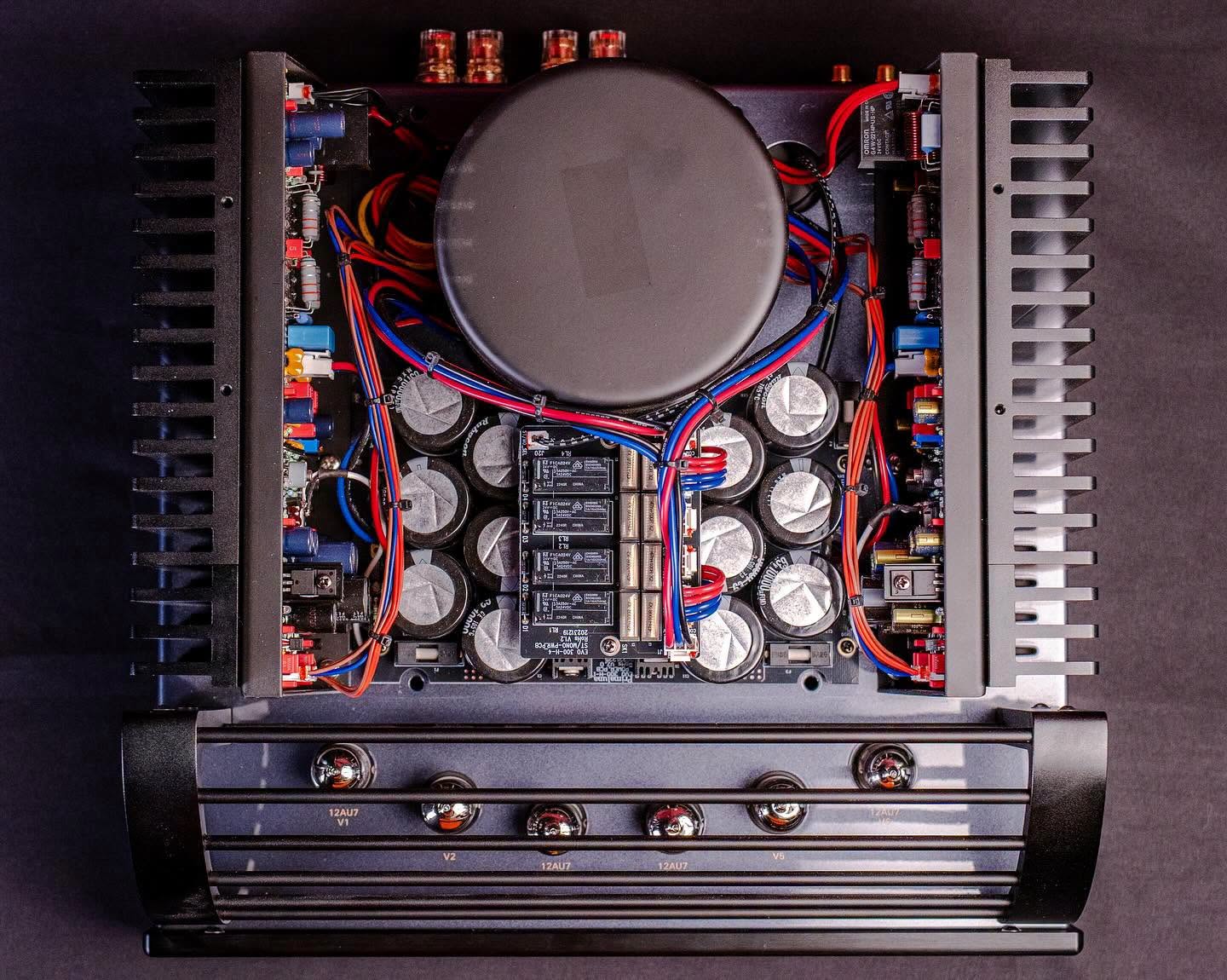 Primaluna Evo 300 Hybrid nero integrato valvole e transistor 2x100 watt